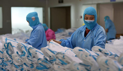 全民防疫物資生產(chǎn)忙 守護(hù)健康防護(hù)用品保供應(yīng)